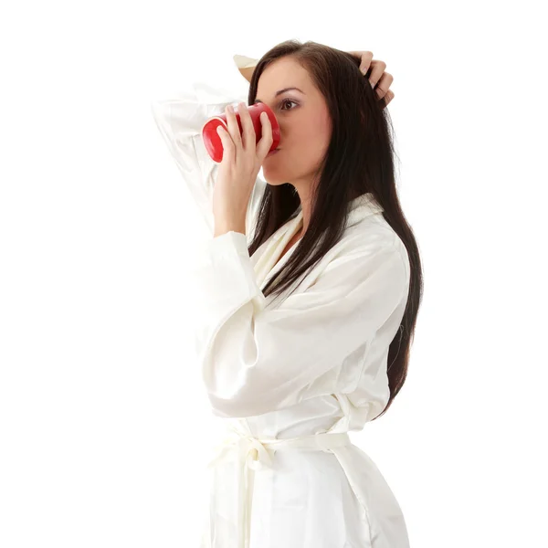 Junge Frau trinkt Morgenkaffee — Stockfoto