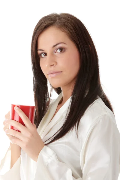 Молодая женщина пьет утренний кофе — стоковое фото