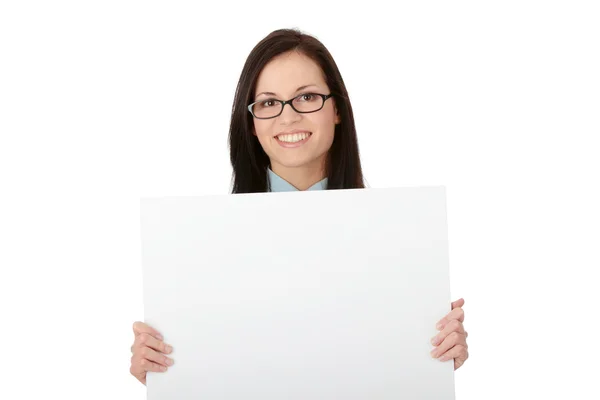 Uma mulher de negócios bonita segurando um sinal em branco — Fotografia de Stock