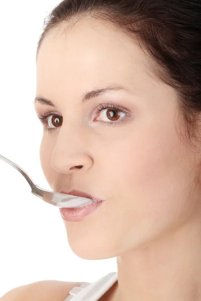 女性吃酸奶 — 图库照片