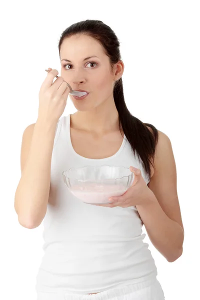 Vrouwelijke eten yoghurt — Stockfoto