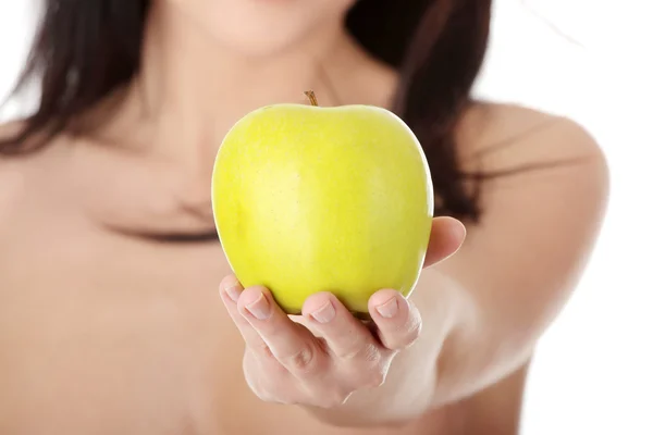 Flicka med ett grönt saftigt äpple — Stockfoto