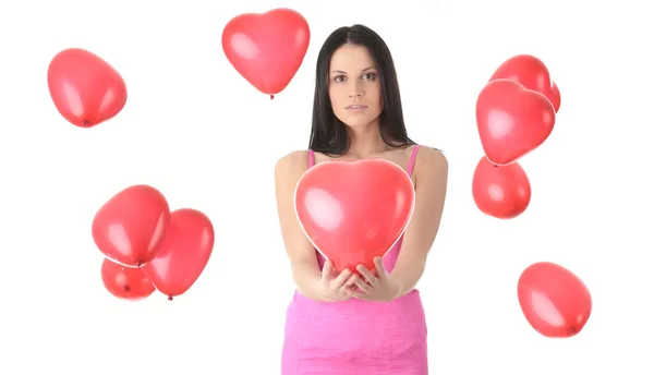 Mulher bonita com balão de coração vermelho — Fotografia de Stock