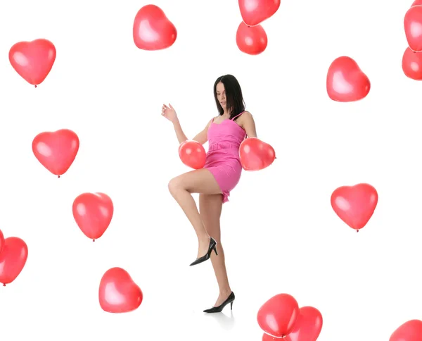 Kırmızı kalp balon ile güzel bir genç kadın — Stok fotoğraf