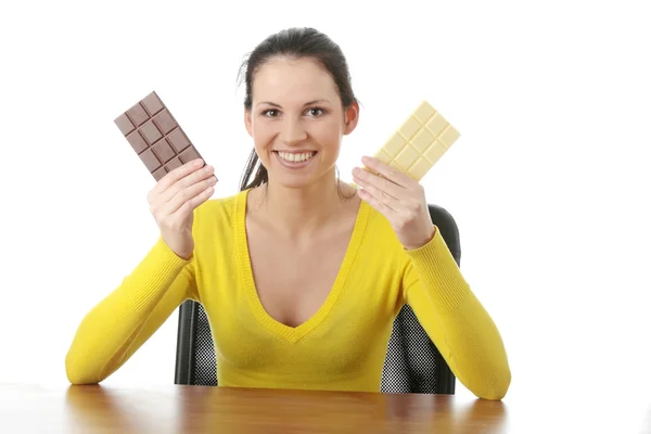 Mangiare cioccolato fondente e biancocioccolato — Foto Stock