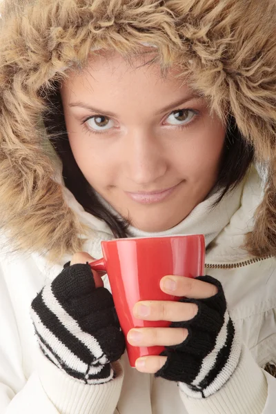 Gadis musim dingin dengan cangkir panas — Stok Foto