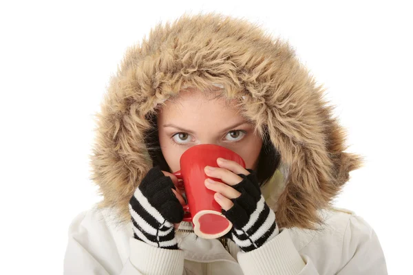 Зимняя девушка с горячей чашкой — стоковое фото