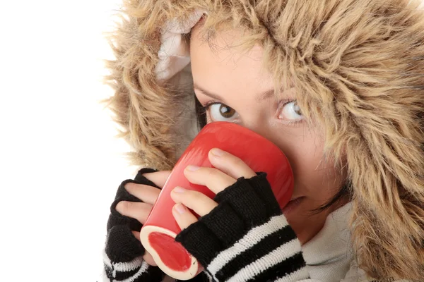 Κορίτσι χειμώνα με το ζεστό φλιτζάνι — Φωτογραφία Αρχείου