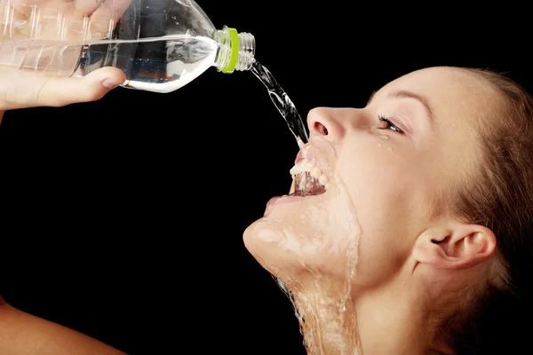 Genç kız içme suyu bir şişe — Stok fotoğraf