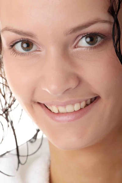 Счастливая молодая женщина с мокрыми волосами — стоковое фото
