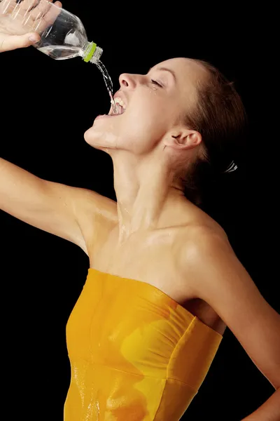 Jovem garota bebendo água de uma garrafa — Fotografia de Stock