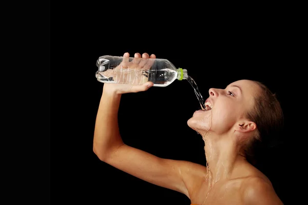 Ung flicka dricksvatten från en flaska — Stockfoto