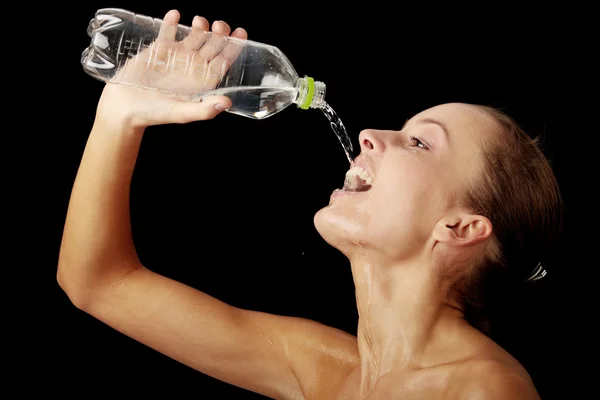 Niña bebiendo agua de una botella — Foto de Stock