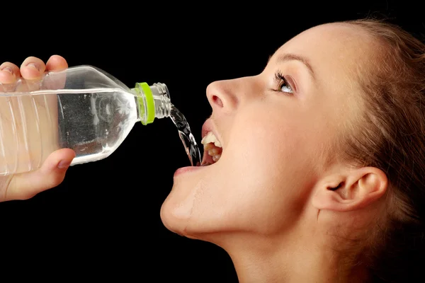 Jong meisje drinking water uit een fles — Stockfoto