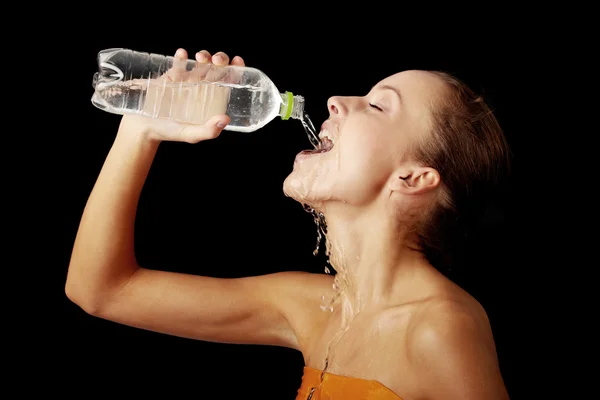 若い女の子、ボトルからの水を飲む — ストック写真