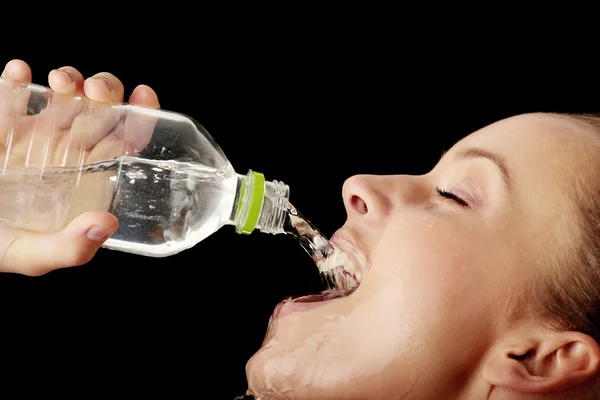 Giovane ragazza che beve acqua da una bottiglia — Foto Stock