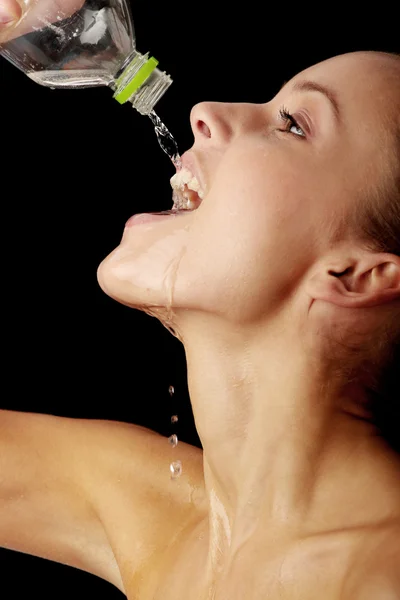 Jeune fille boire de l'eau d'une bouteille — Photo