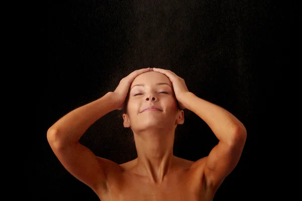 Красива щаслива мокра жінка обличчя — стокове фото