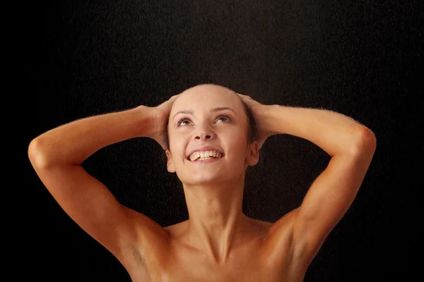 Krásná šťastná žena mokrý obličej — Stock fotografie