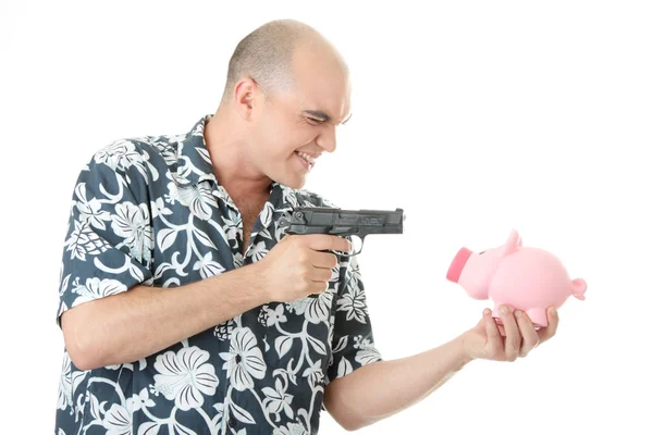 Mann mit Waffe zeigt auf Sparschwein — Stockfoto