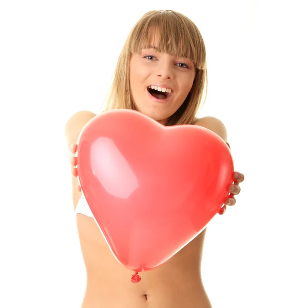 Vrouw in bikini met hartvormige ballon — Stockfoto