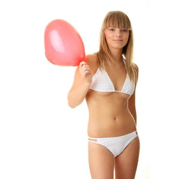 Donna in bikini con palloncino a forma di cuore — Foto Stock