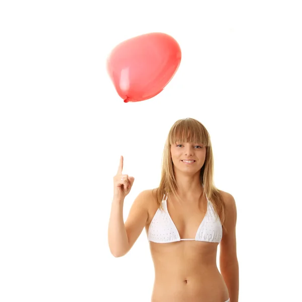 Frau im Bikini mit herzförmigem Ballon — Stockfoto