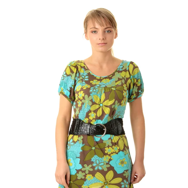 Attraktive Blondine im grünen Sommerkleid — Stockfoto