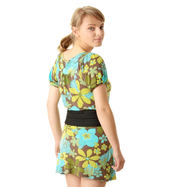 緑の夏のドレスで魅力的なブロンド — ストック写真