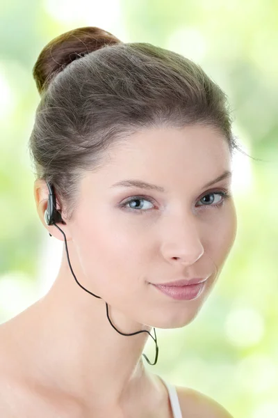 Mulher fitness jovem com fones de ouvido esportivos — Fotografia de Stock