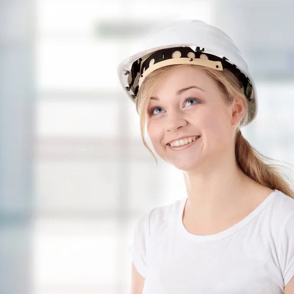 Inżynier kobieta w biały kask — Zdjęcie stockowe