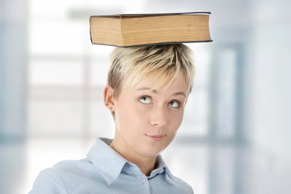 頭の上の本を持つ十代学生女性 — ストック写真