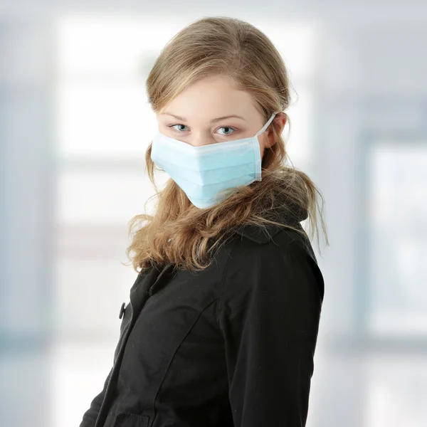 Um modelo que usa uma máscara para prevenir a gripe suína — Fotografia de Stock