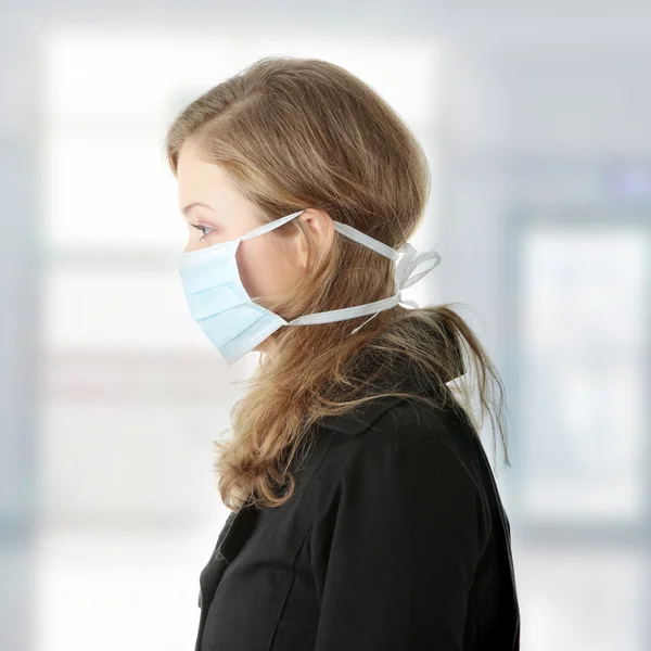 Um modelo que usa uma máscara para prevenir a gripe suína — Fotografia de Stock