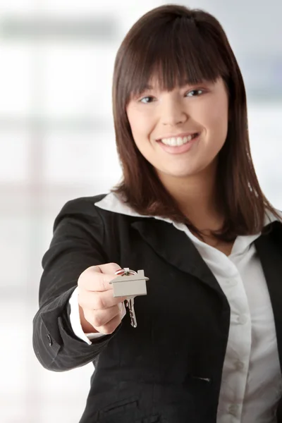 Krásná žena drží klíče a peníze — Stock fotografie