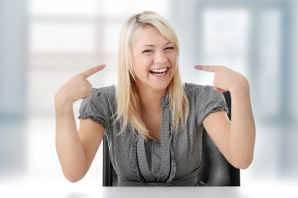 Lycklig ung kvinna ler — Stockfoto