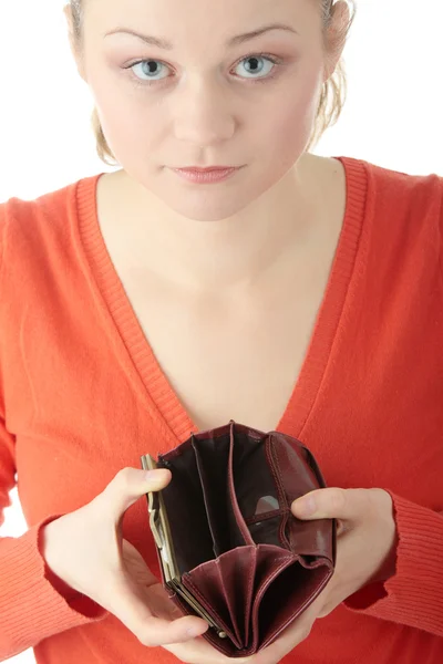 Молода жінка показує порожній гаманець — стокове фото