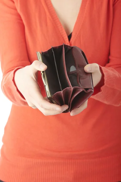 Młoda kobieta pokazuje pusty portfel — Zdjęcie stockowe