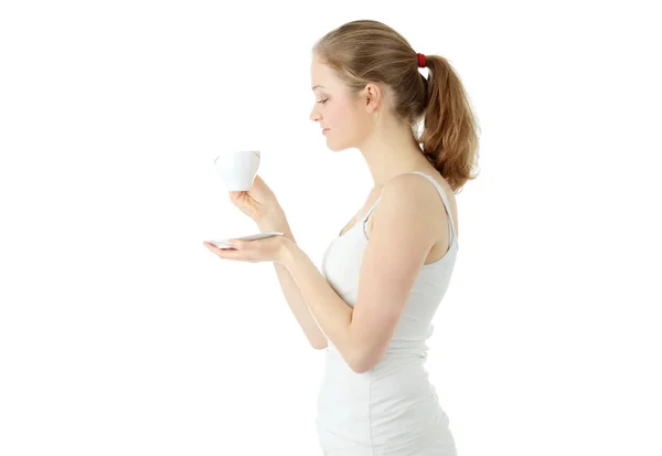 커피를 마시는 금발 여자 — 스톡 사진