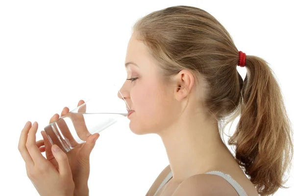 Mladá žena pít čerstvé studené vody — Stock fotografie