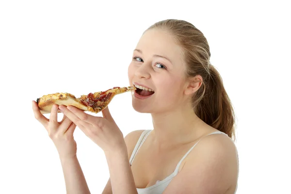 피자를 먹는 젊은 행복 한 여자 — 스톡 사진