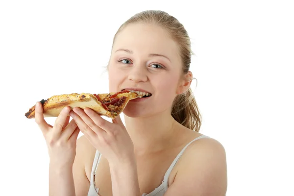피자를 먹는 젊은 행복 한 여자 — 스톡 사진