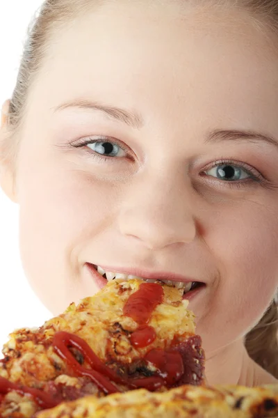 Ung glad kvinna äta pizza — Stockfoto