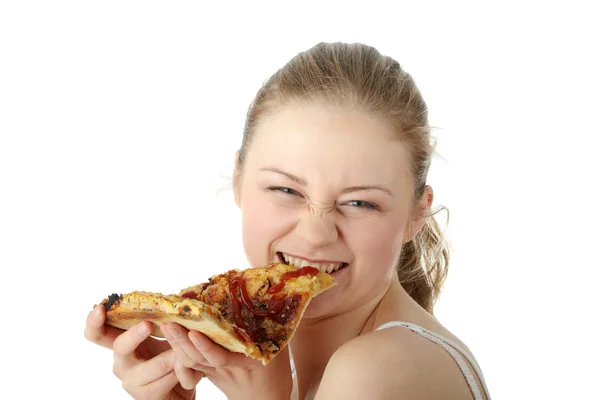 Mladá šťastná žena jíst pizzu — Stock fotografie
