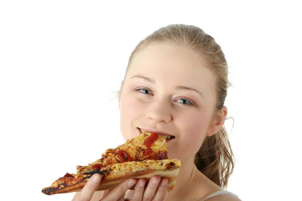 Молодая счастливая женщина ест пиццу — стоковое фото