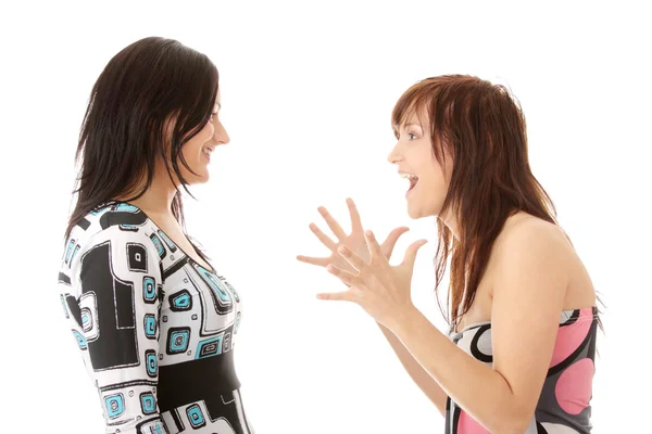Дві молоді жінки розмовляють — стокове фото