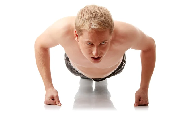 Sexy musculoso hombre ejercitando — Foto de Stock