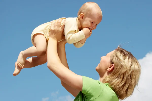 Mutter mit Baby unter blauem Himmel — Stockfoto