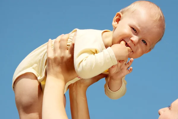 Mother with baby under blue sky — Stock Photo, Image