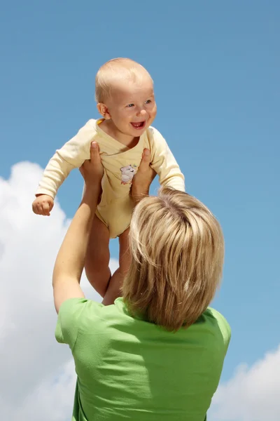 Мати з дитиною під блакитним небом — стокове фото